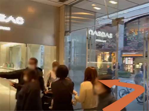 右手にある店内の出口を出て、左に曲がり進みます。