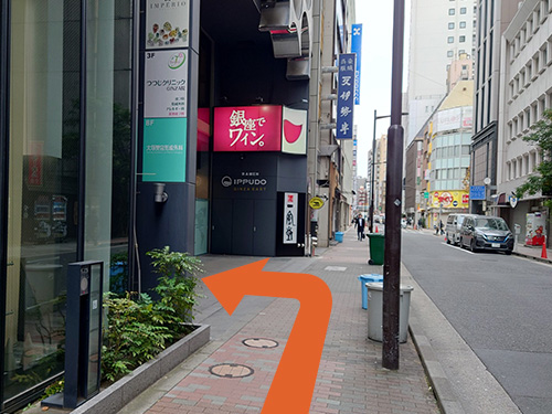 直進するとの銀座本院のグリーンの看板が見えてきます。こちらの「VORT銀座maxim」ビルに銀座本院がございます。ビル内に向かって左に曲がり。