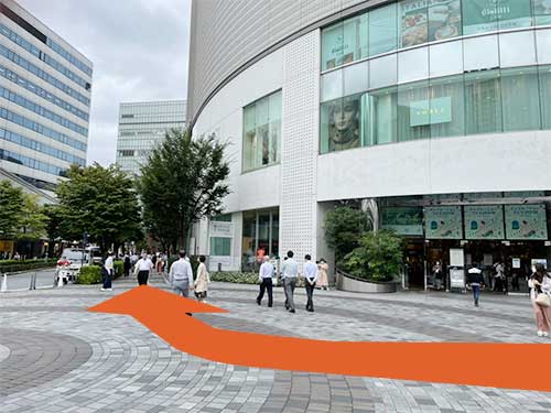 マルイへ沿って進み、横にある歩道へ進みます。